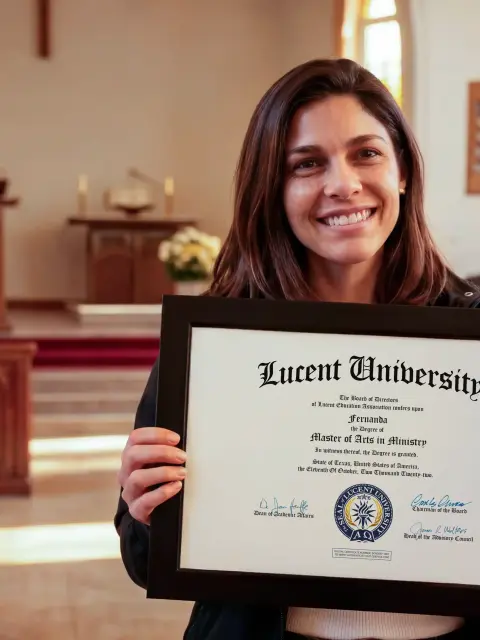 Estudiante de Lucent University sosteniendo un certificado oficial